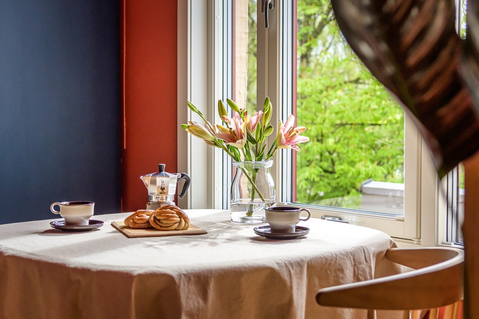 Med utsikt over den grønne bakgården er det lett å finne roen i en hektisk hverdag. Galleribilde