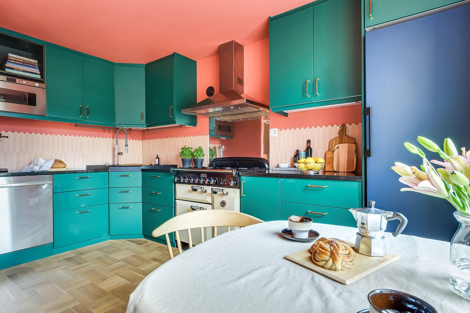 Kjøkkeninnredningen er hovedsakelig fra 2014, men ble oppgradert i 2021 og består av skrog med slette, malte fronter, benkeplate i stein med fliser på bakvegg (fra 2023) og oppvaskkum av silgranit. Galleribilde