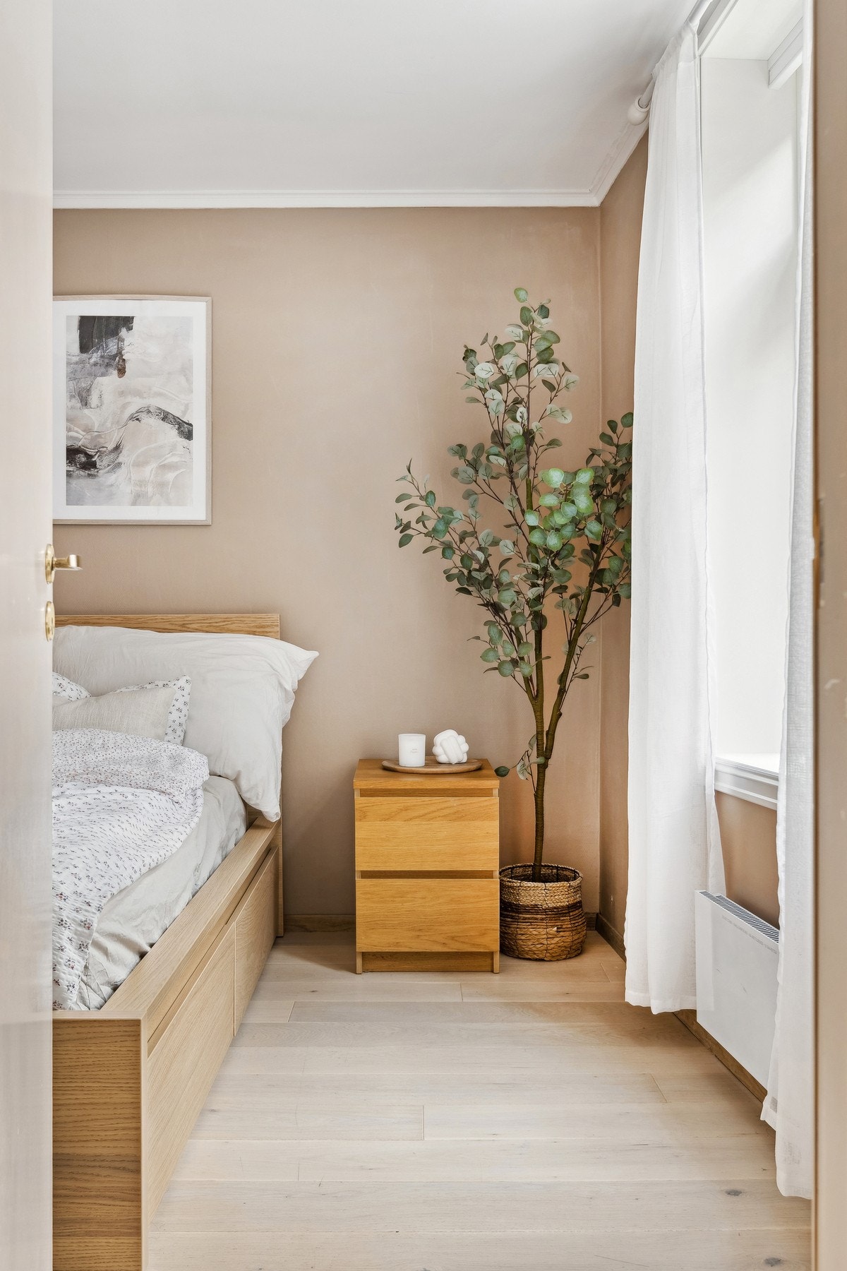 Soverommet får rikelig med naturlig lysinnslipp. Galleribilde