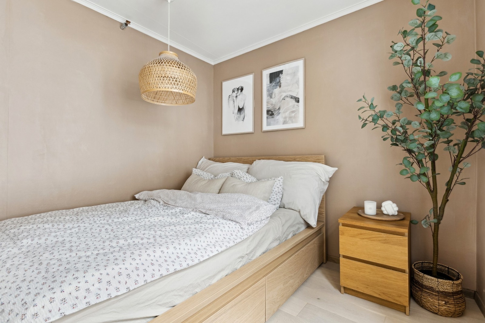 Soverommet er malt i en moderne farge som gjør det enkelt å sette sitt eget preg på interiøret. Galleribilde