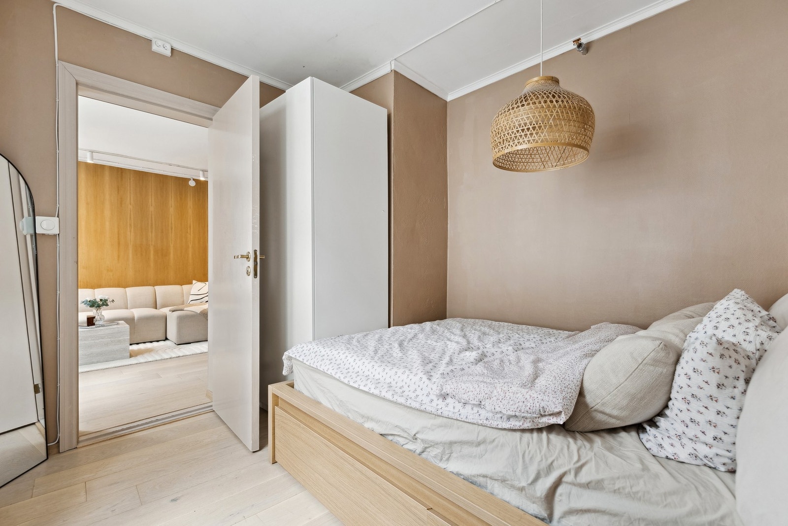 Her er det god plass til dobbeltseng og garderobeskap. Galleribilde