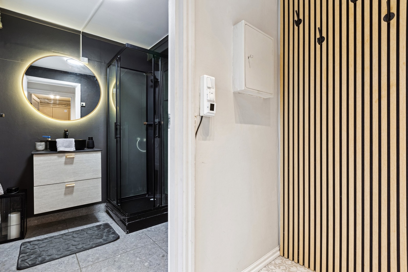 Fra gangen har du praktisk tilgang til kjøkken, stue og bad. Galleribilde