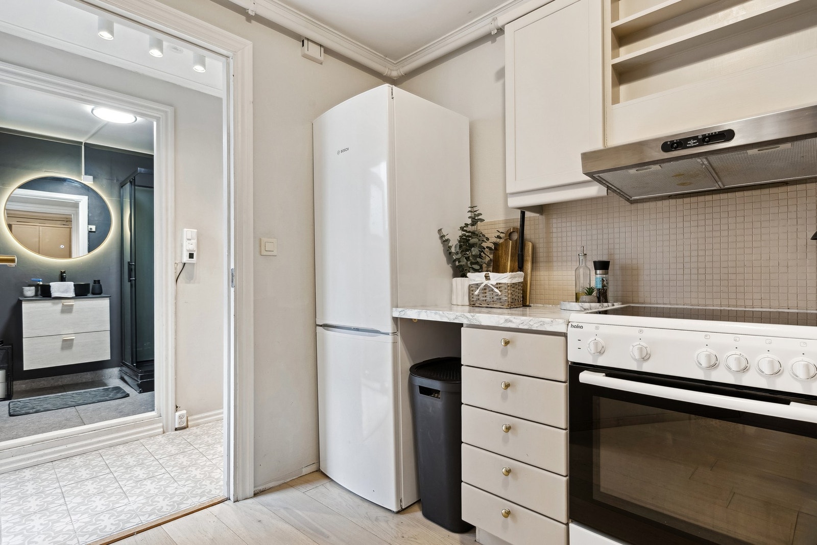 Kjøkkenet har en praktisk utforming som gir godt med arbeidsplass. Galleribilde