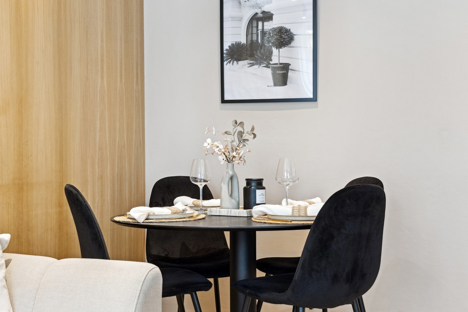 Spisegruppen finner sin naturlige plass i rommet og inviterer til hyggelige stunder. Galleribilde