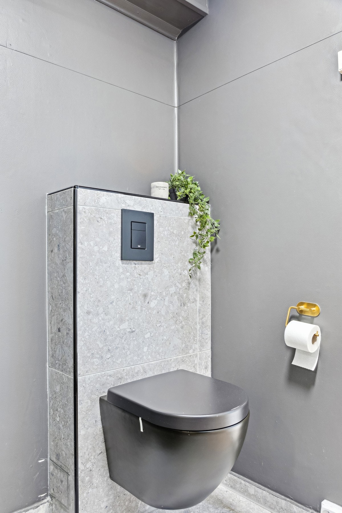 Baderommet har flislagt gulv med varme, vegghengt toalett og vegghengt servantinnredning. Galleribilde