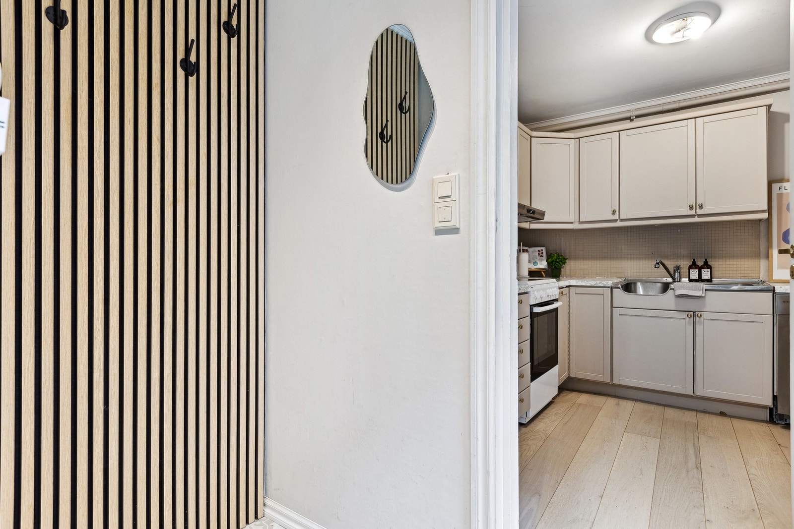 Velkommen inn! Gangen er malt i lyse, fine farger og har nye spiler i 2025. Galleribilde