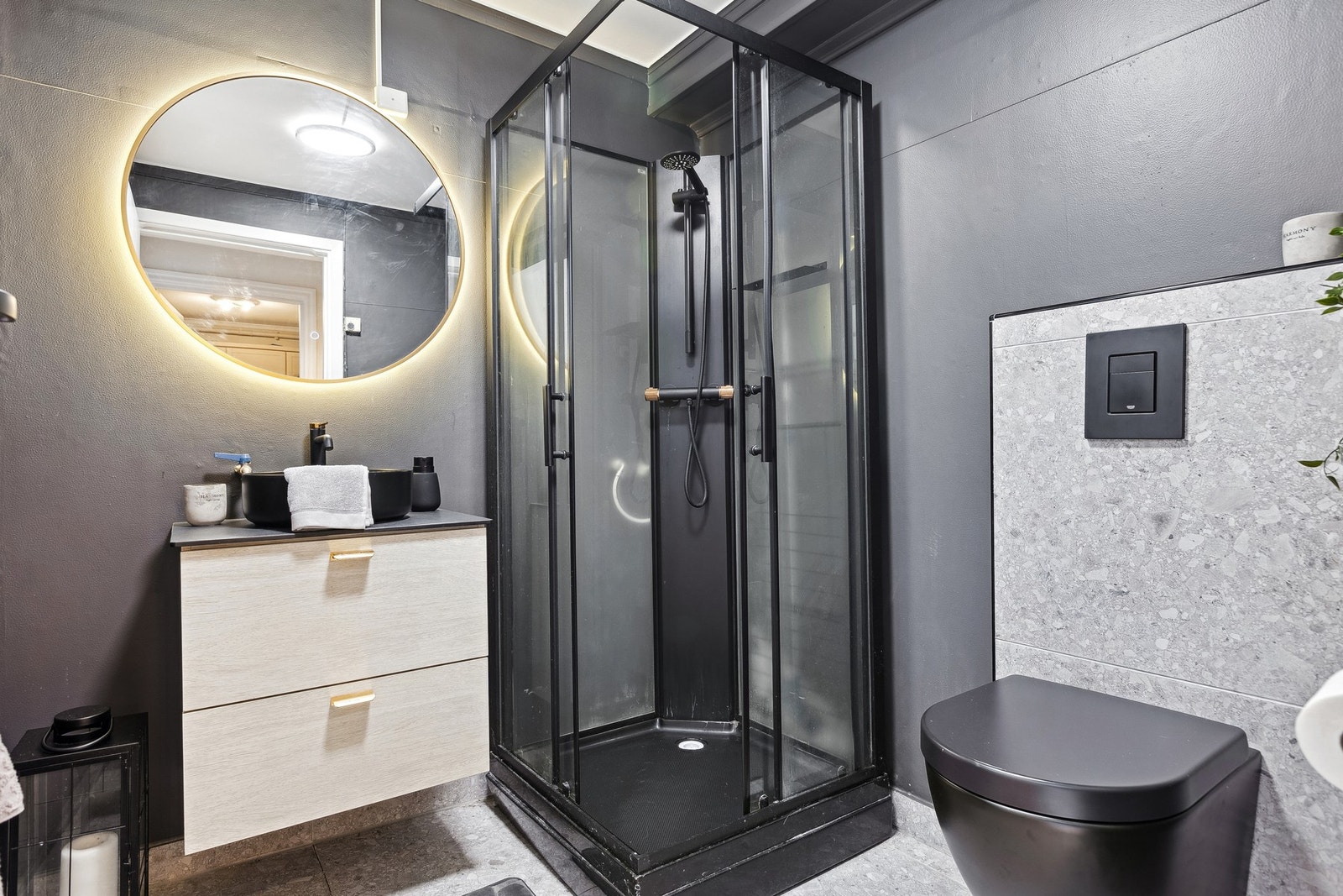 Selger informerer om at dusjkabinett, servantskap, servant og tilhørende er alle kjøpt i 2023. Galleribilde