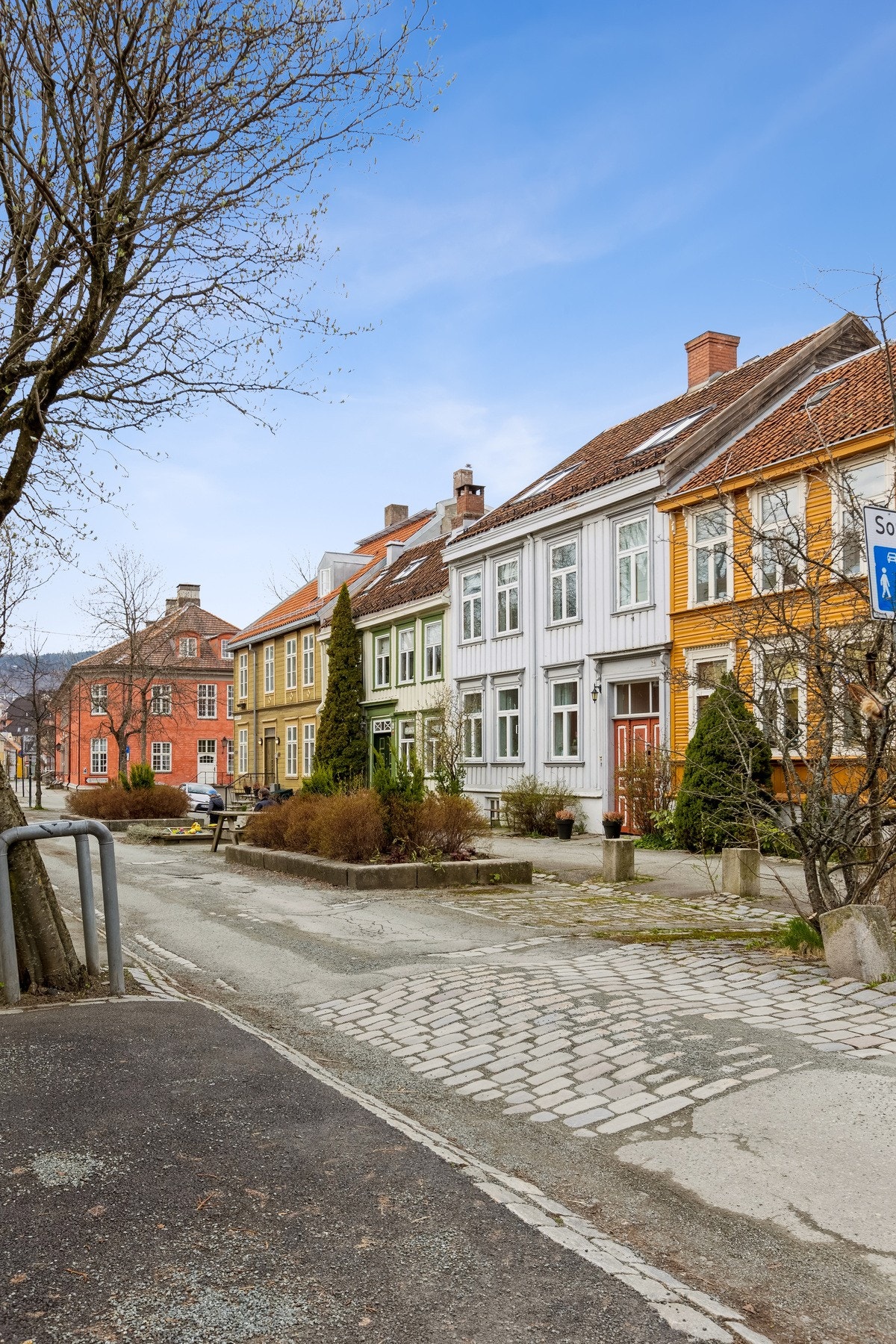 Her befinner man seg midt i sentrum med umiddelbar nærhet til alle de servicetilbud midtbyen har å by på av restauranter, shoppingmuligheter, dagligvaretilbud, kollektivtilbud m.m. Galleribilde