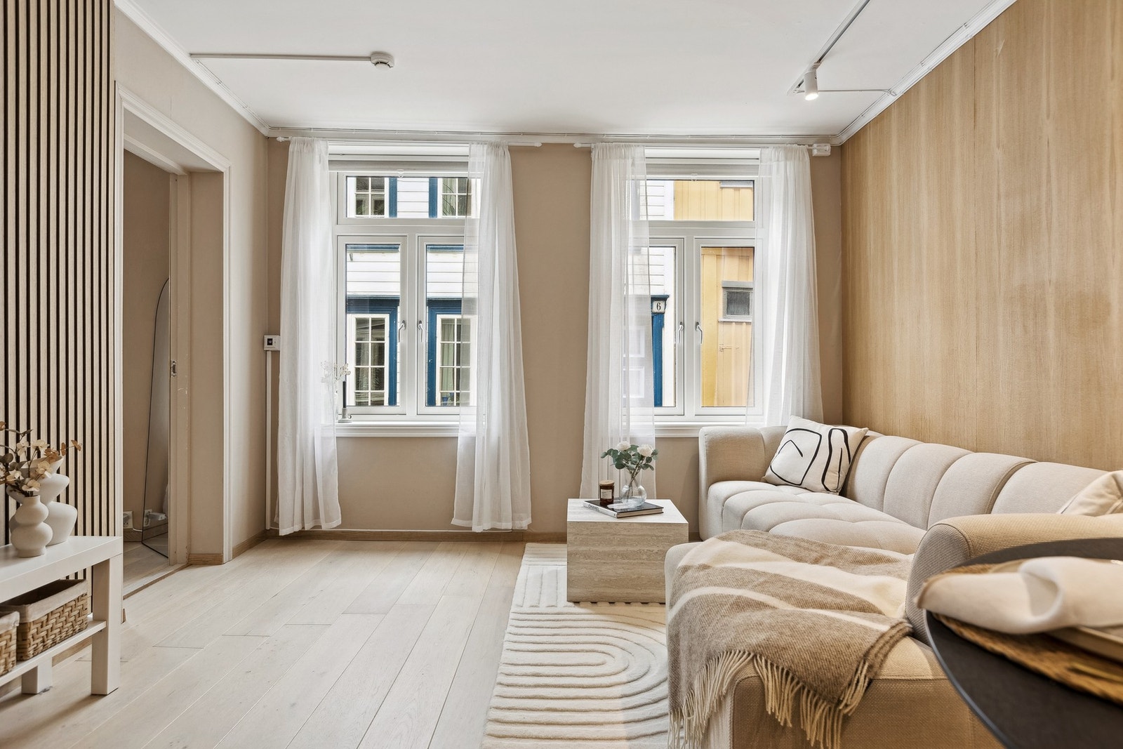 Store vindusflater, godt med dagslys og god takhøyde gir rommet en luftig og åpen følelse. Galleribilde