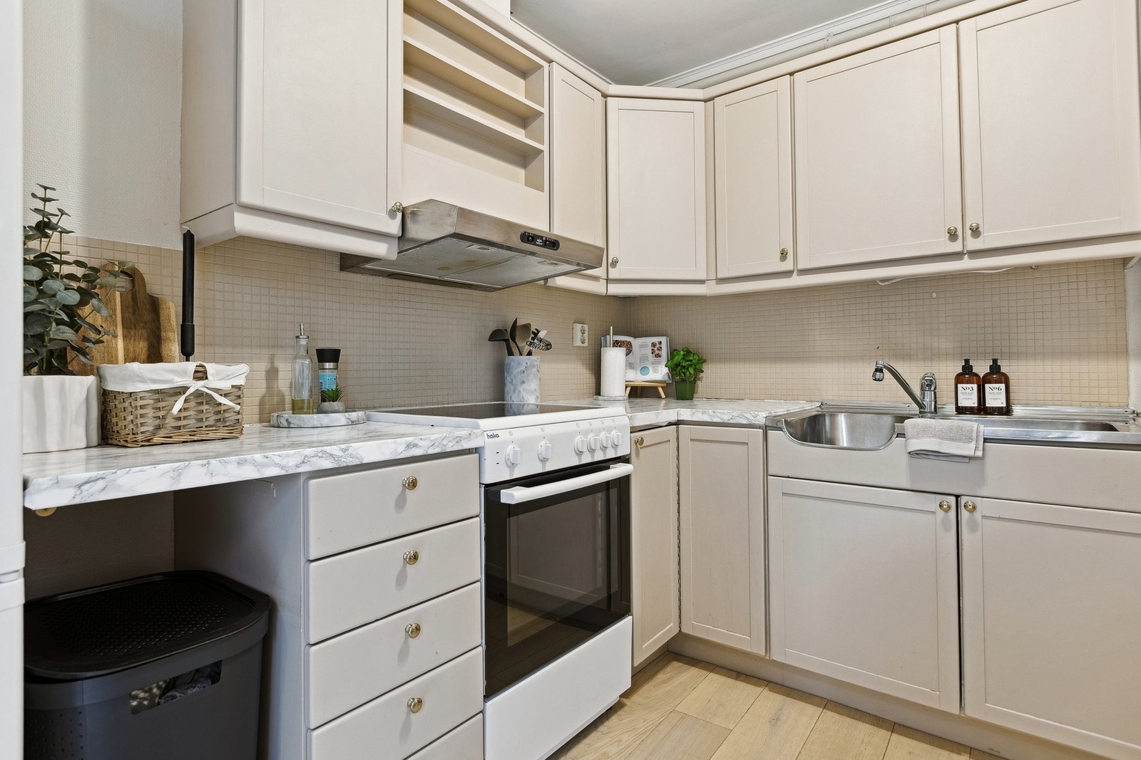 Åpen kjøkkenløsning som er godt utbygget med skap, skuffer og benkeplass. Galleribilde