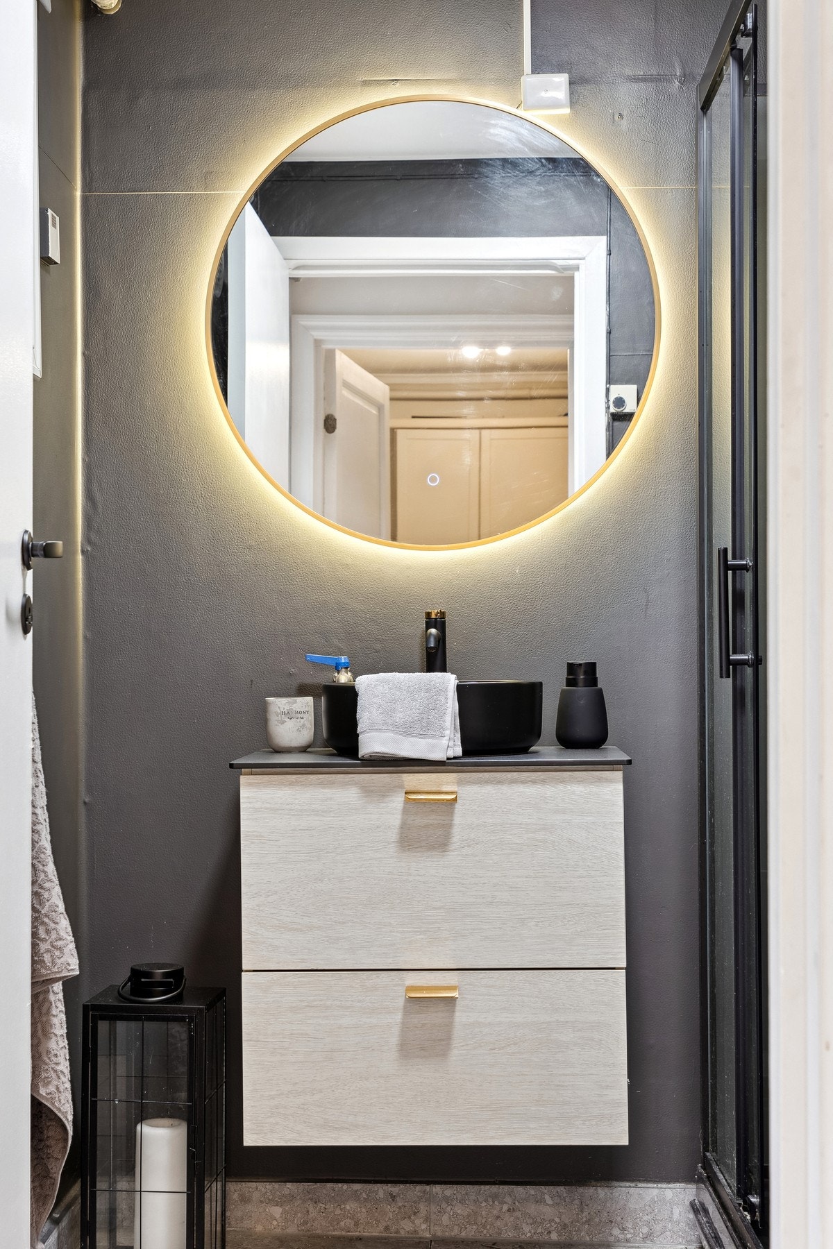 Badet fremstår moderne og har speil med overlys. Galleribilde