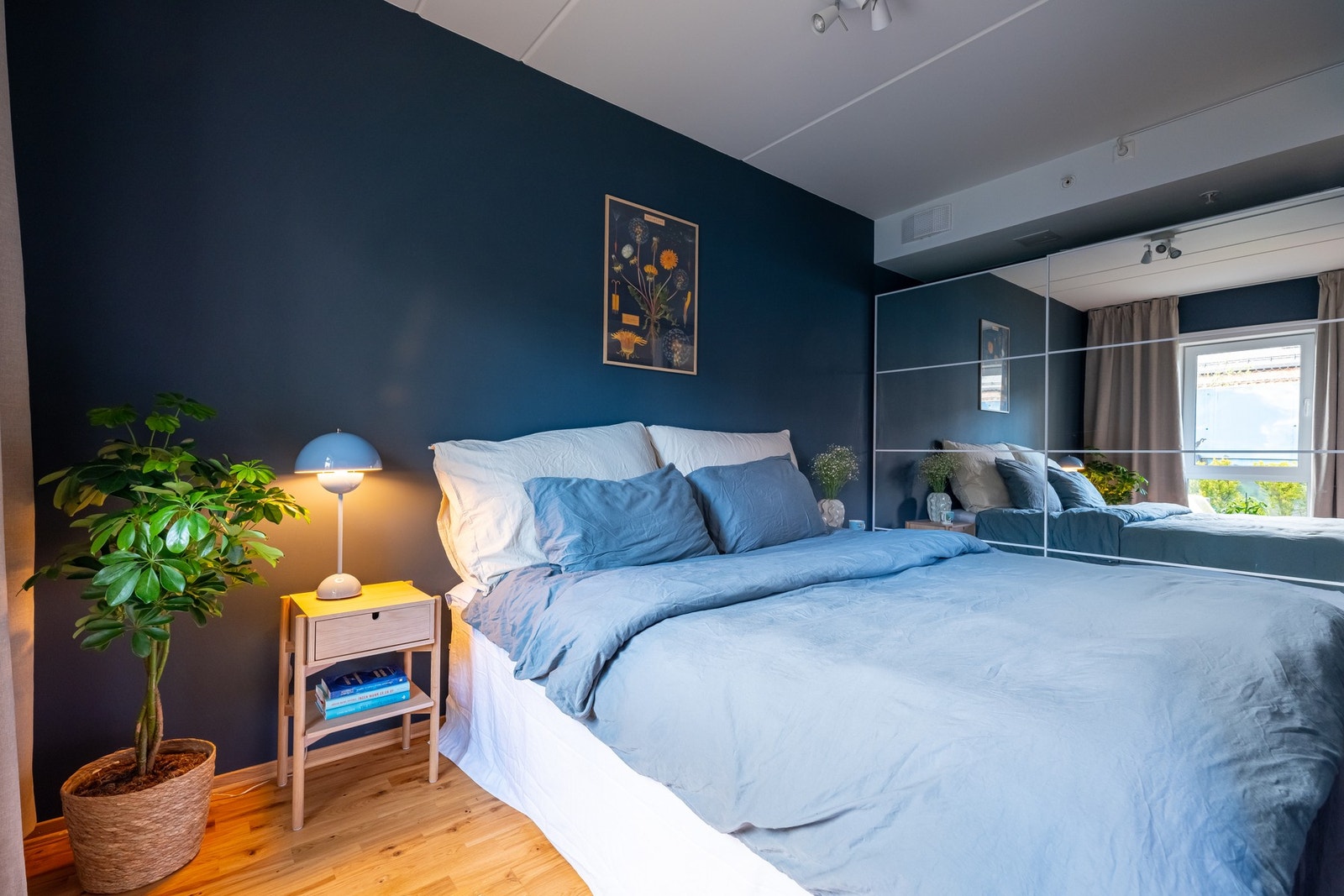 Her er det god plass til dobbeltseng med tilhørende nattbord. Galleribilde