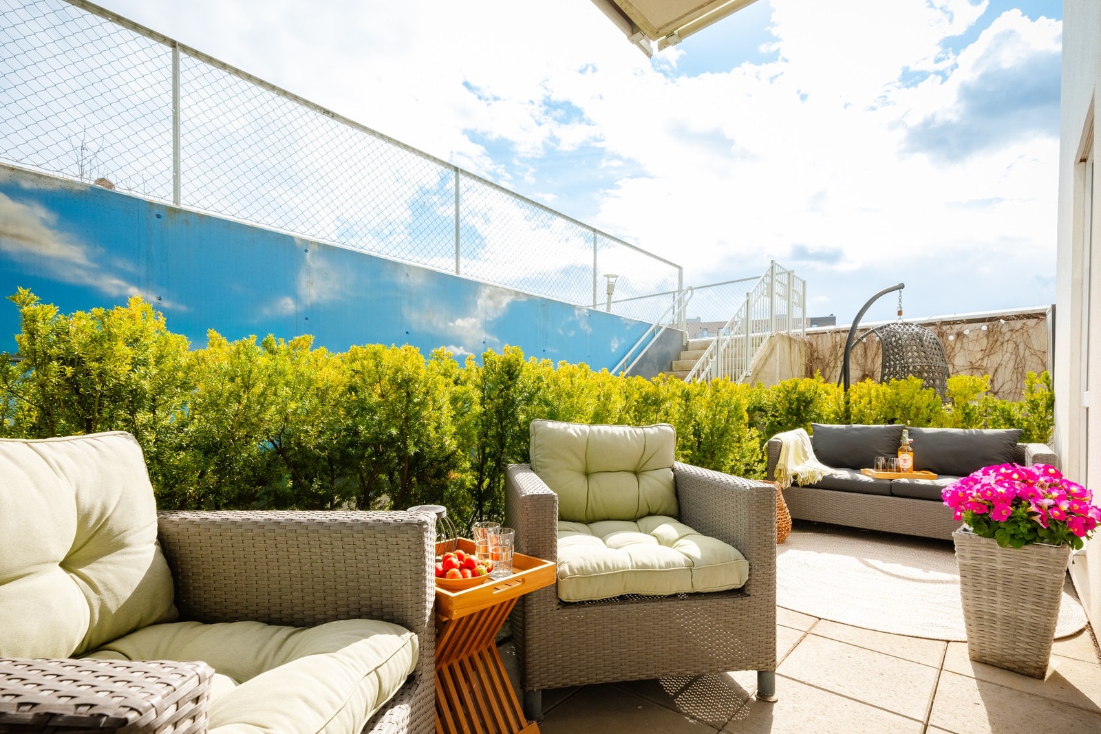 Her er det god plass til sittegruppe, beplantning og grill. Gass- og el-grill er tillatt på terrassen. Galleribilde