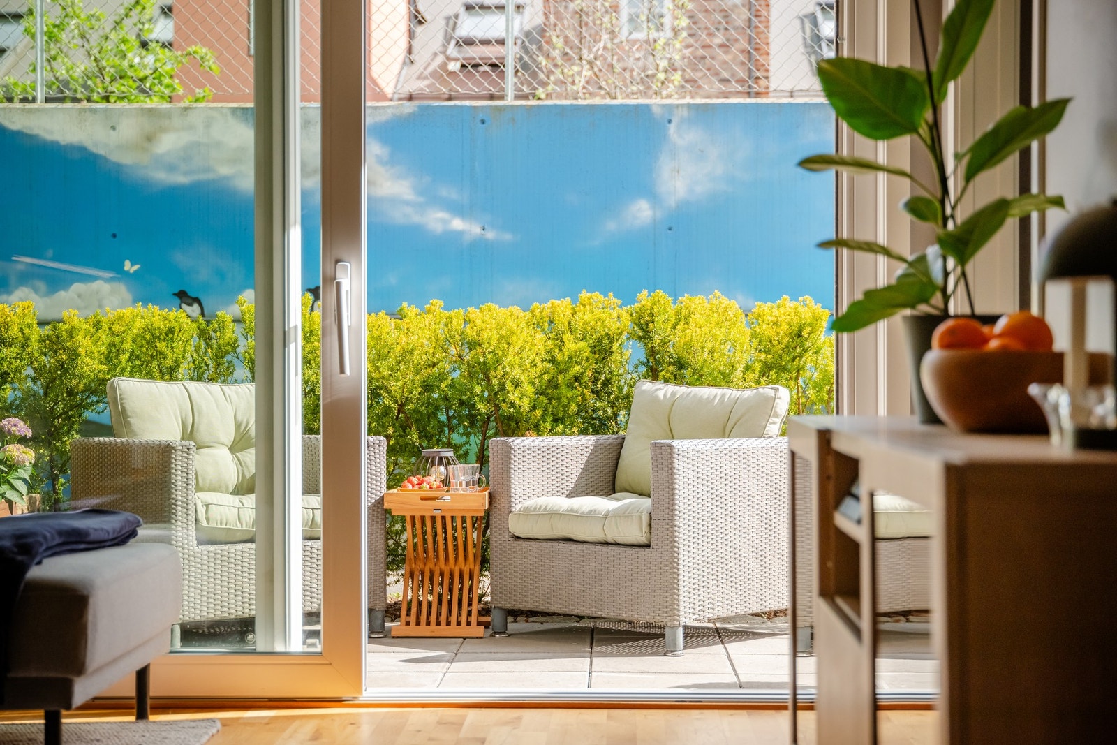 Fra stuen er det utgang til en sydøstvendt terrasse på 8 kvm. Galleribilde