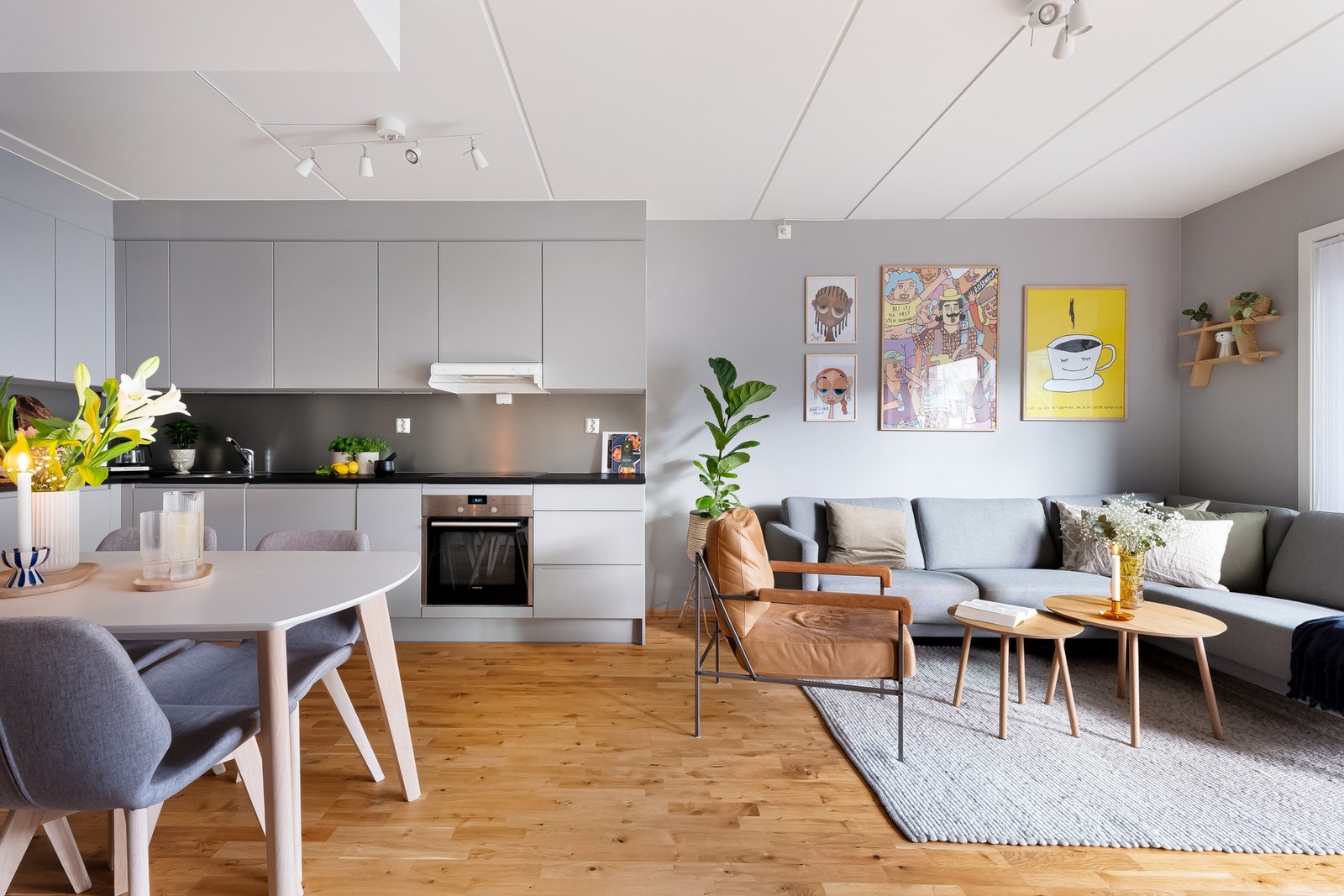 Delikat og praktisk kjøkken fra Arens. Det er rikelig med skap- og benkeplass i både over- og underskap. Galleribilde