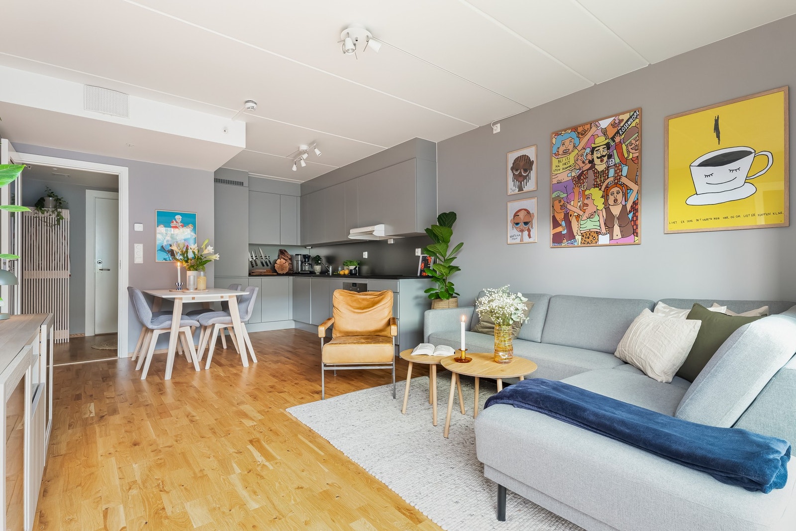 Leiligheten byr på en åpen stue/kjøkken løsning, noe som bidrar til et sosialt allrom! Galleribilde