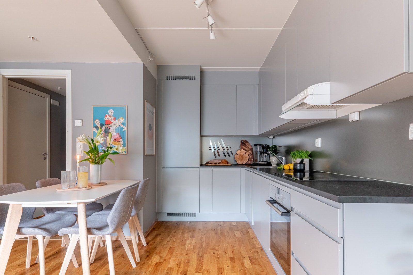 Kjøkkeninnredningen består av glatte fronter og laminat benkeplate med nedsenket oppvaskkum. Det er integrerte hvitevarer som kjøl/frys, oppvaskmaskin, stekeovn og nedsenket induksjonstopp. Galleribilde