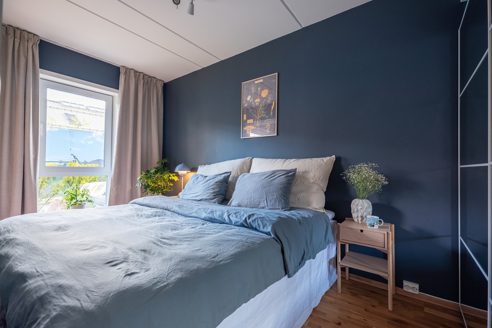 Boligen har et stort og innbydende soverom av god størrelse. Her ligger alt til rette for en god natts søvn! Galleribilde