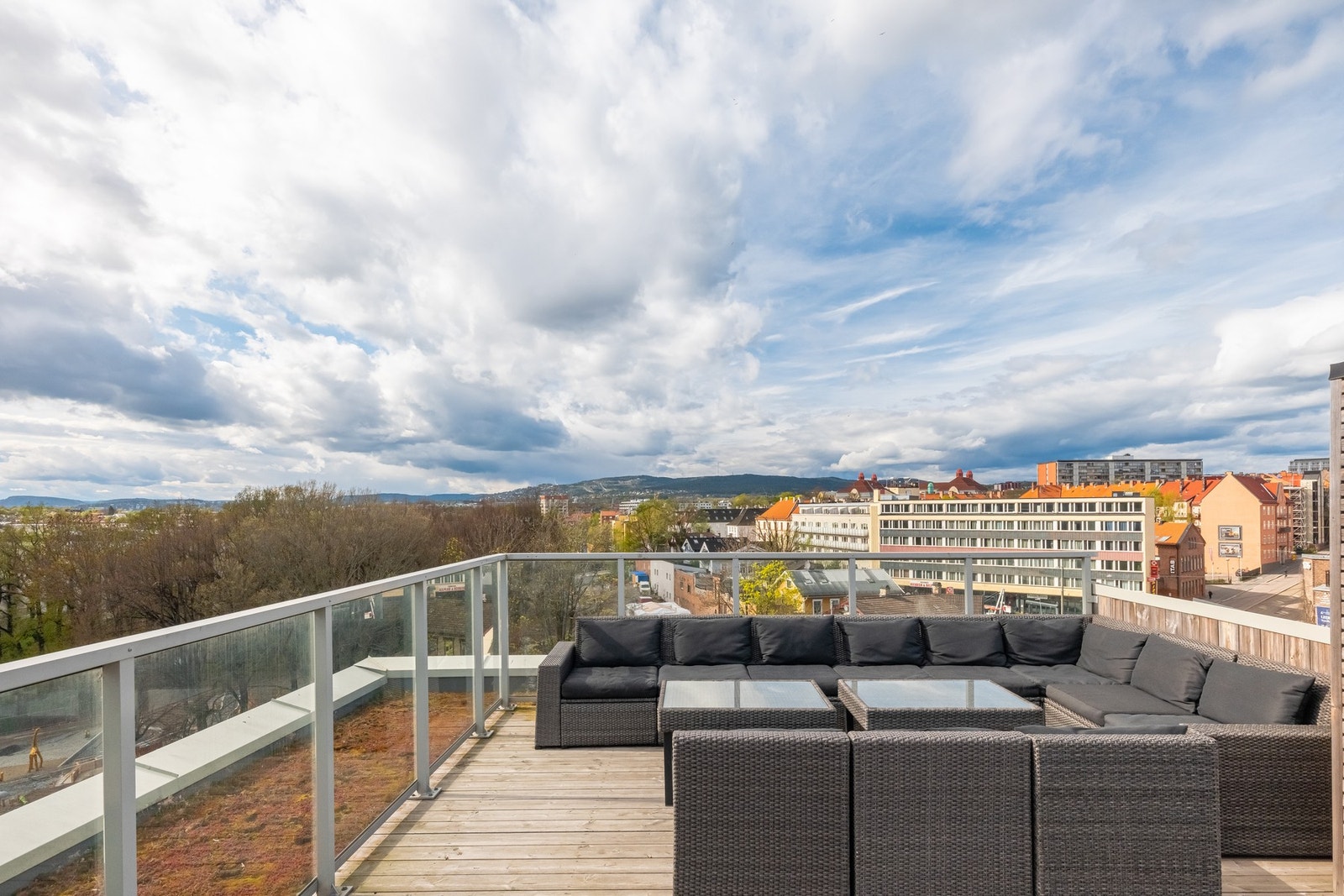 Terrassen er opparbeidet med hyggelig sittegruppe. Galleribilde