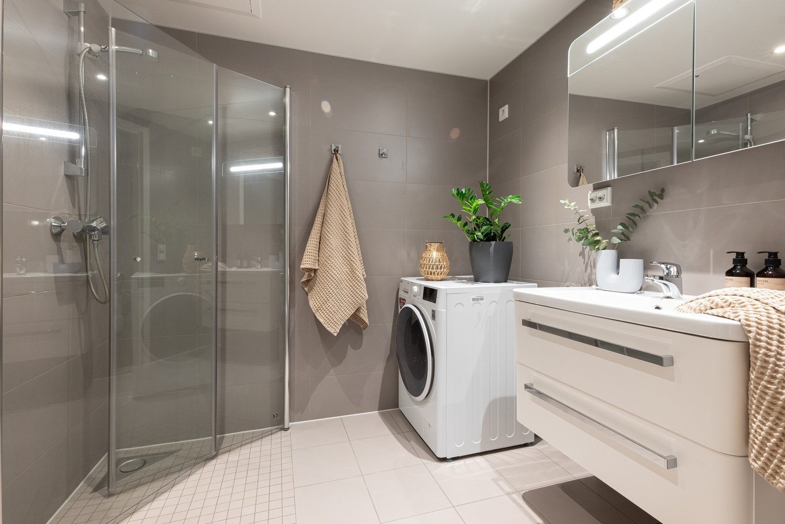 Pent, flislagt bad fra byggeår med gulvvarme som ligger i tilknytning til entreen. Galleribilde