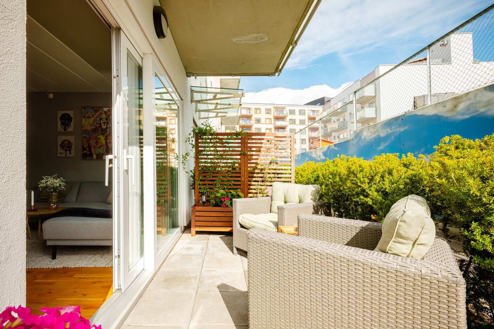 På sommerstid har du solen fra ca. kl. 08:00-16:00 i følge nåværende eier. Galleribilde