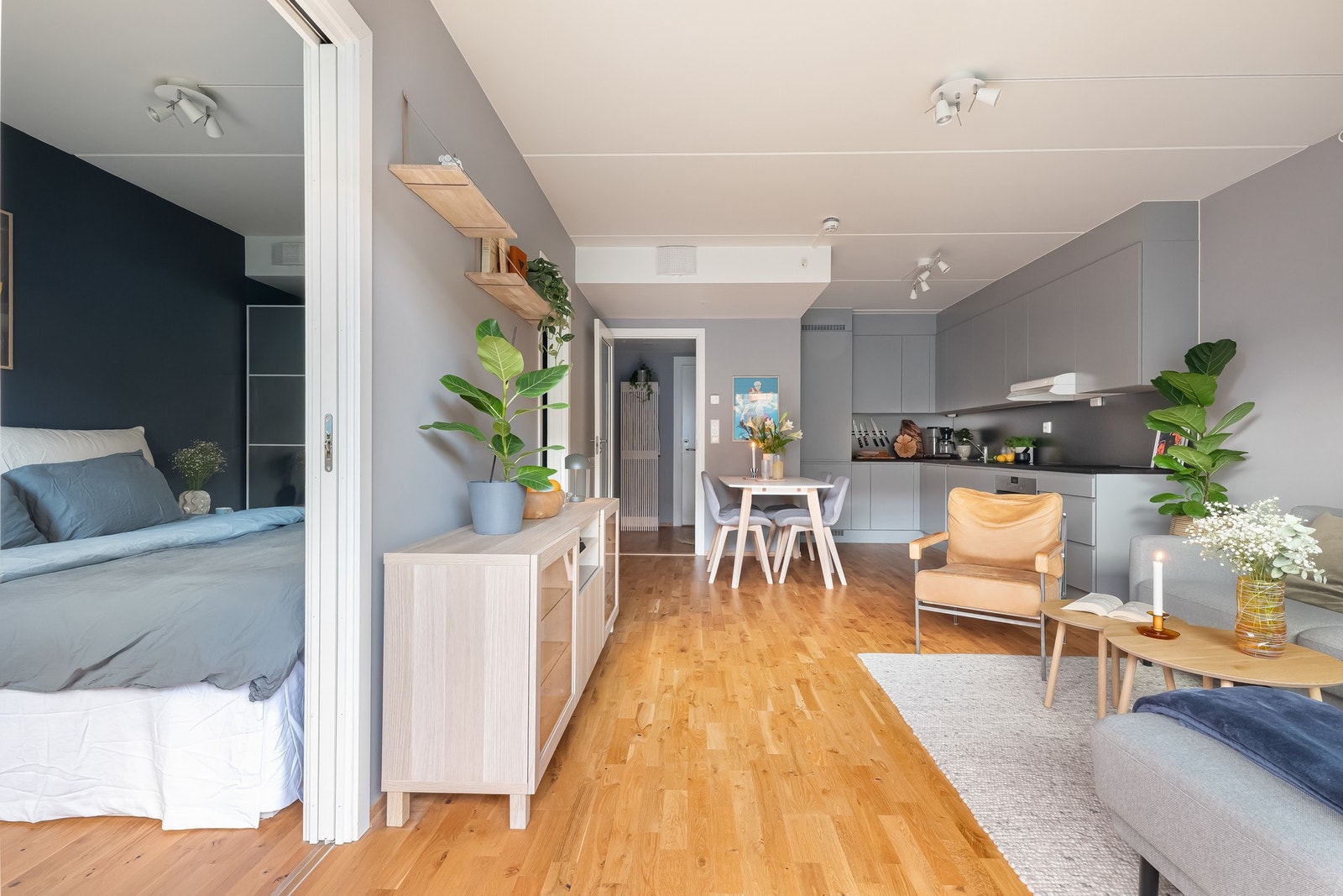 Her har du naturlige soner for møblering, hvor det er plass til sofa med tilhørende møblement og spisebord. Galleribilde