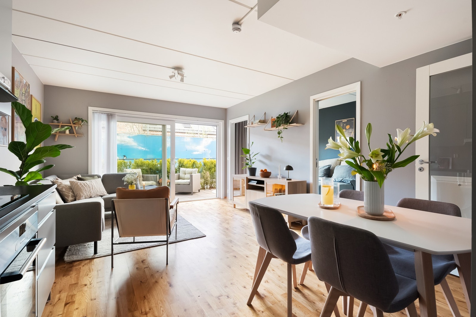 Malte overflater og parkett på gulv er gjennomgående for hele boligen med unntak av bad. Galleribilde