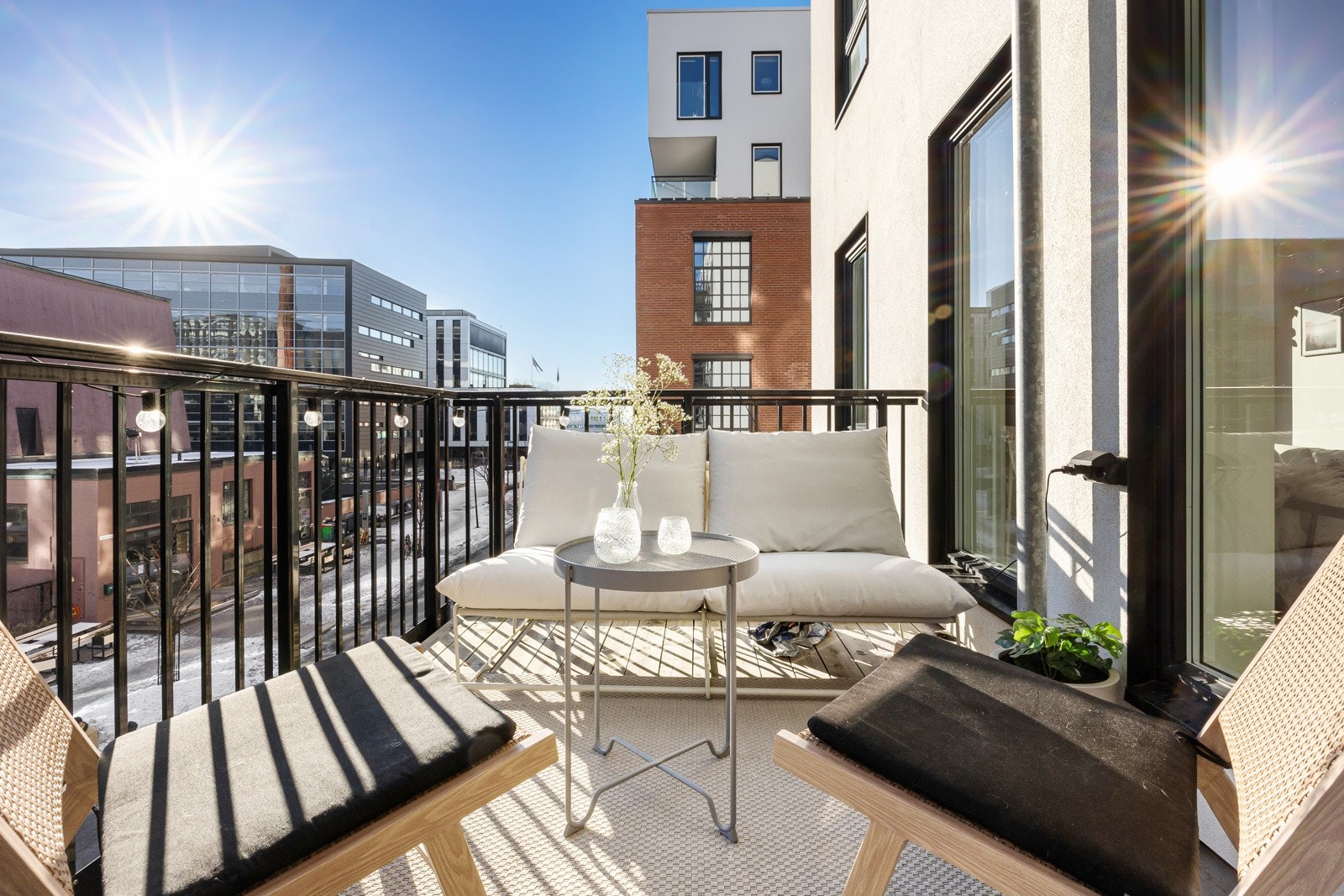 Balkongen fungerer som en naturlig forlengelse av stuen på varmere dager. Galleribilde