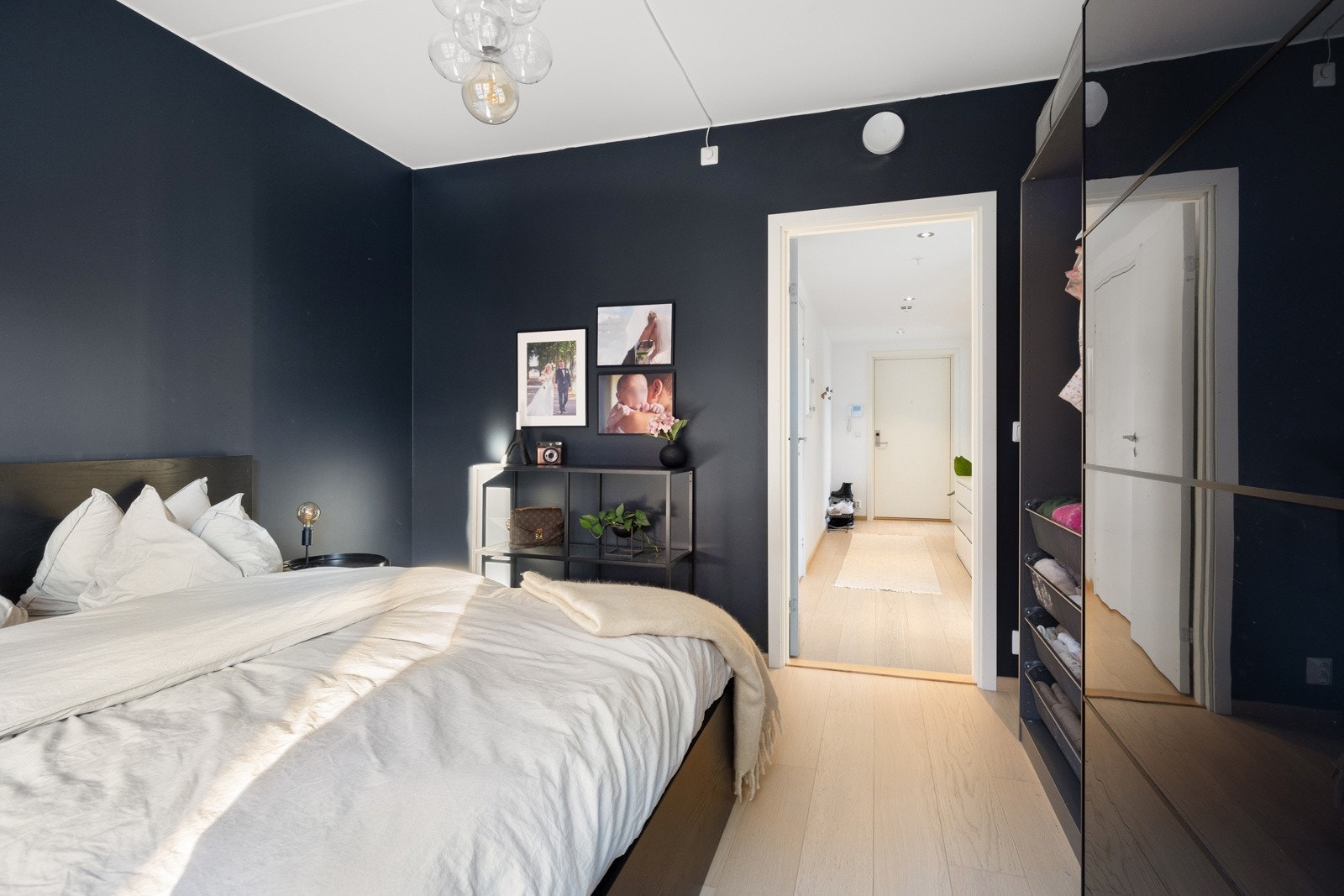 Meget hyggelig hovedsoverom av god størrelse med plass til dobbeltseng, nattbord og annen ønsket møblering. Galleribilde