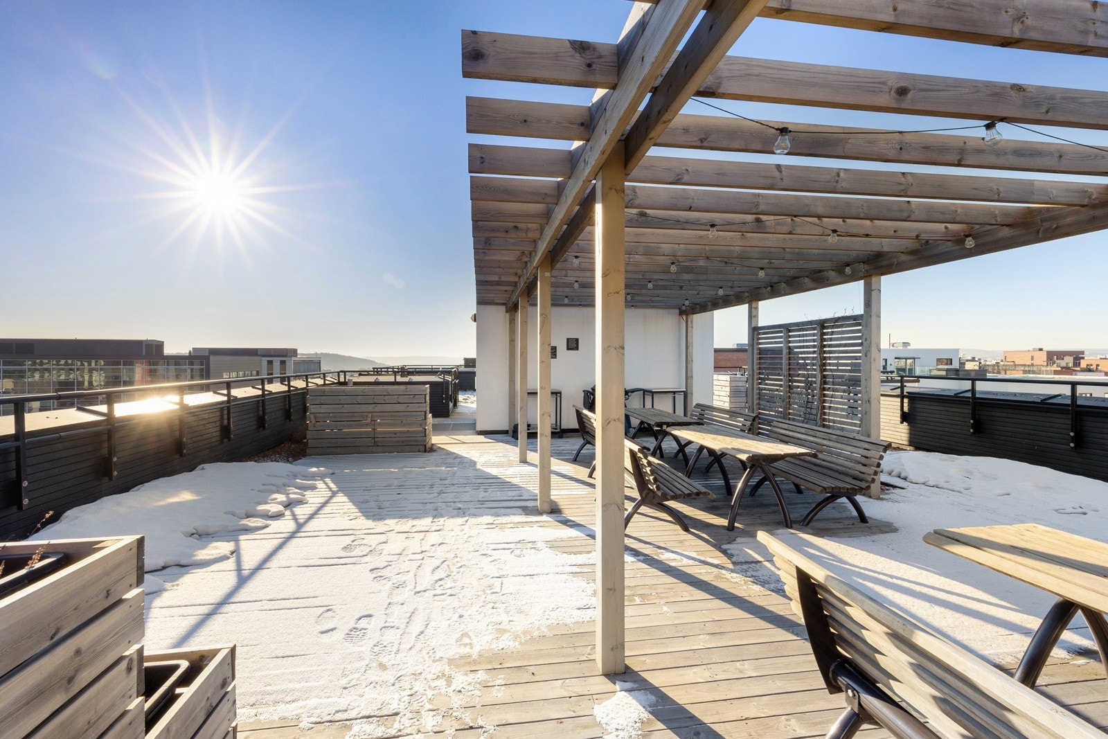 Borettslaget har en flott, felles takterrasse med sittegrupper, grill og beplantning. Galleribilde