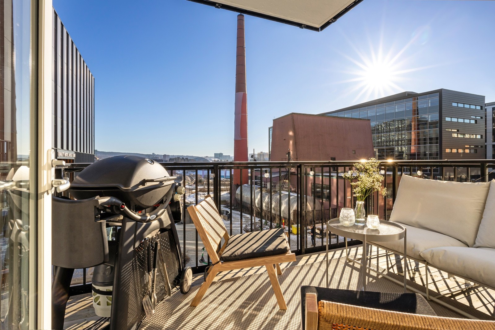 Fra stuen er det utgang til en flott, sørøstvendt balkong på 7m². Galleribilde