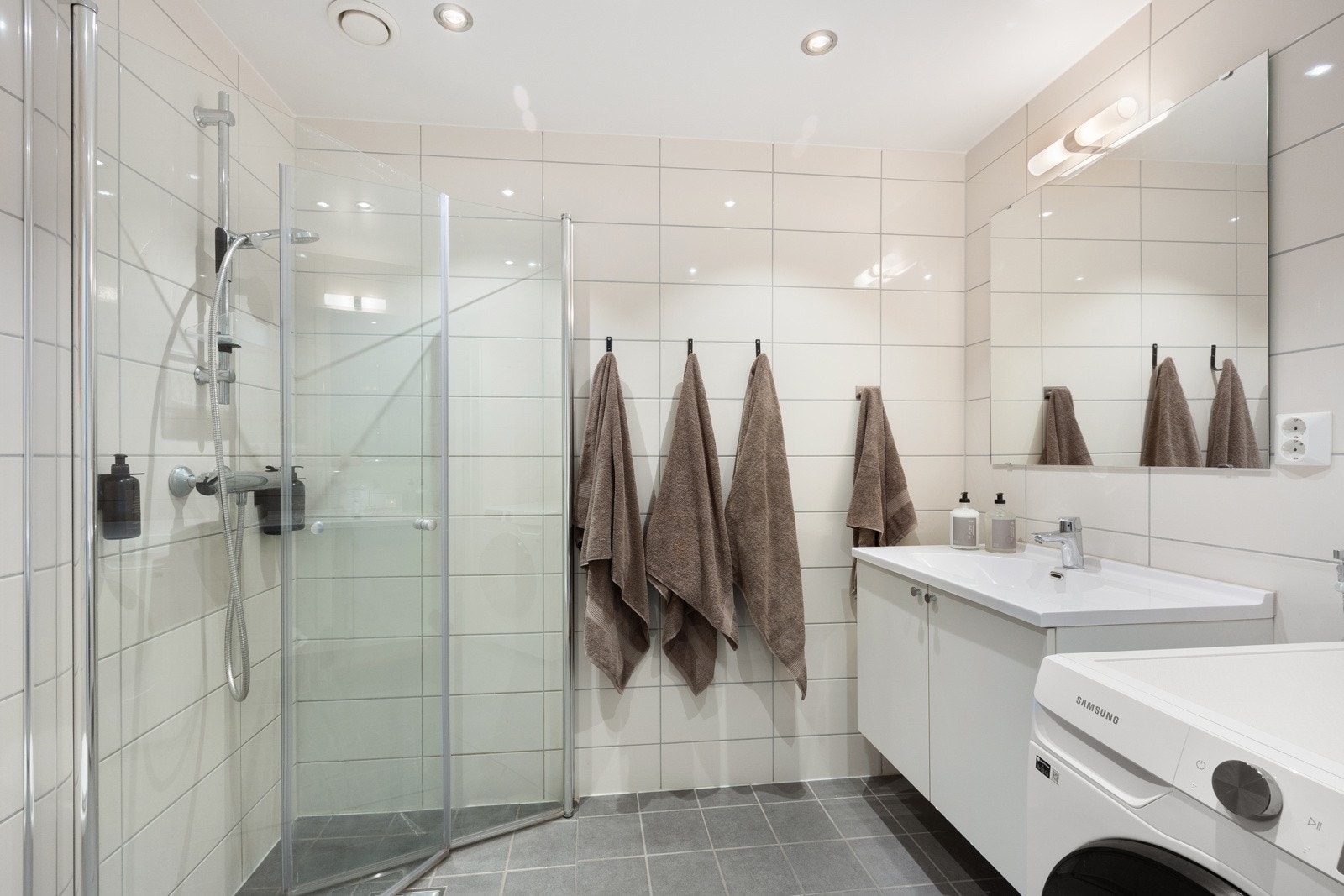 Delikat, flislagt baderom fra 2018 med gulvvarme og downlights. Galleribilde