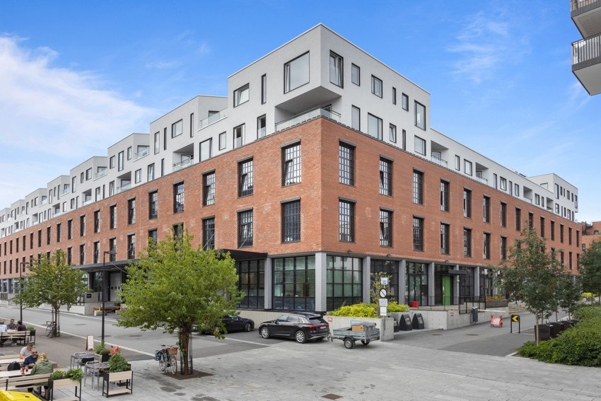 Vinslottet ligger som nærmeste nabo, og har et flott, arkitektonisk preg hvor det industrielle møter det moderne. Galleribilde