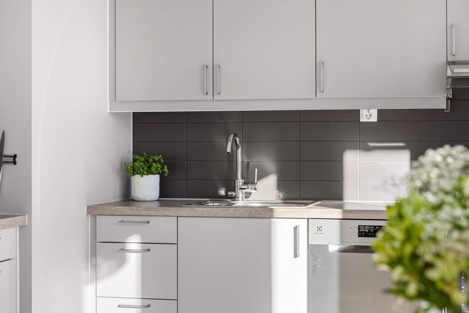 Kjøkkenet er utstyrt med integrerte hvitevarer som stekeovn, platetopp og oppvaskmaskin, samt frittstående kjøleskap med frysedel. Frittstående kjøleskap medfølger ikke handelen. Galleribilde