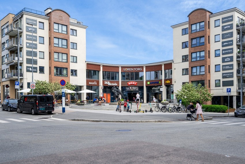 På Løren Torg finner man bl.a Meny, apotek, flere restauranter og andre servicetilbud. Galleribilde