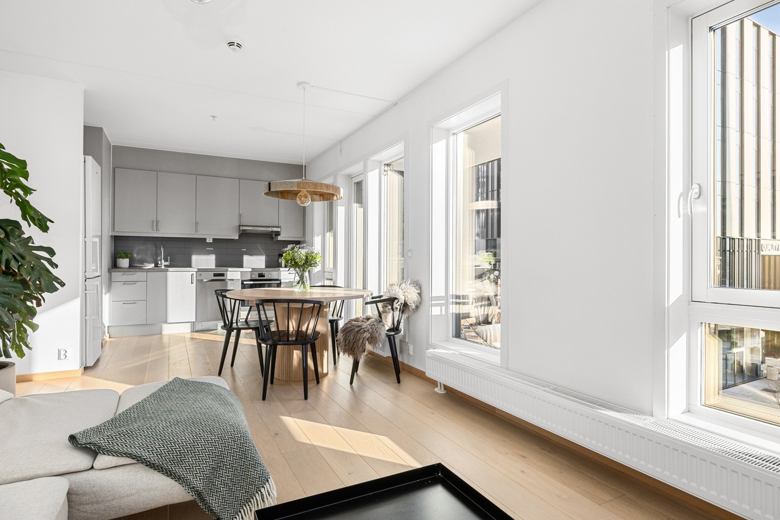 De store vindusflatene sørger for rikelig med lysinnslipp, og skaper en luftig og god romfølelse. Galleribilde