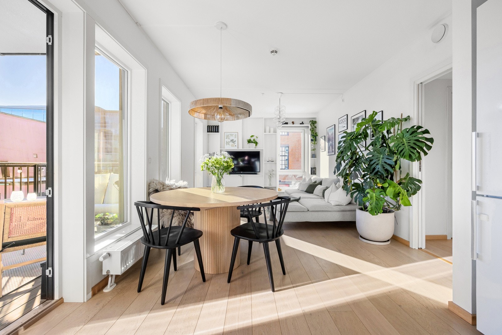 Leiligheten er varmet opp med vannbåren varme til radiatorer. Ellers godt inneklima med balansert ventilasjon. Galleribilde