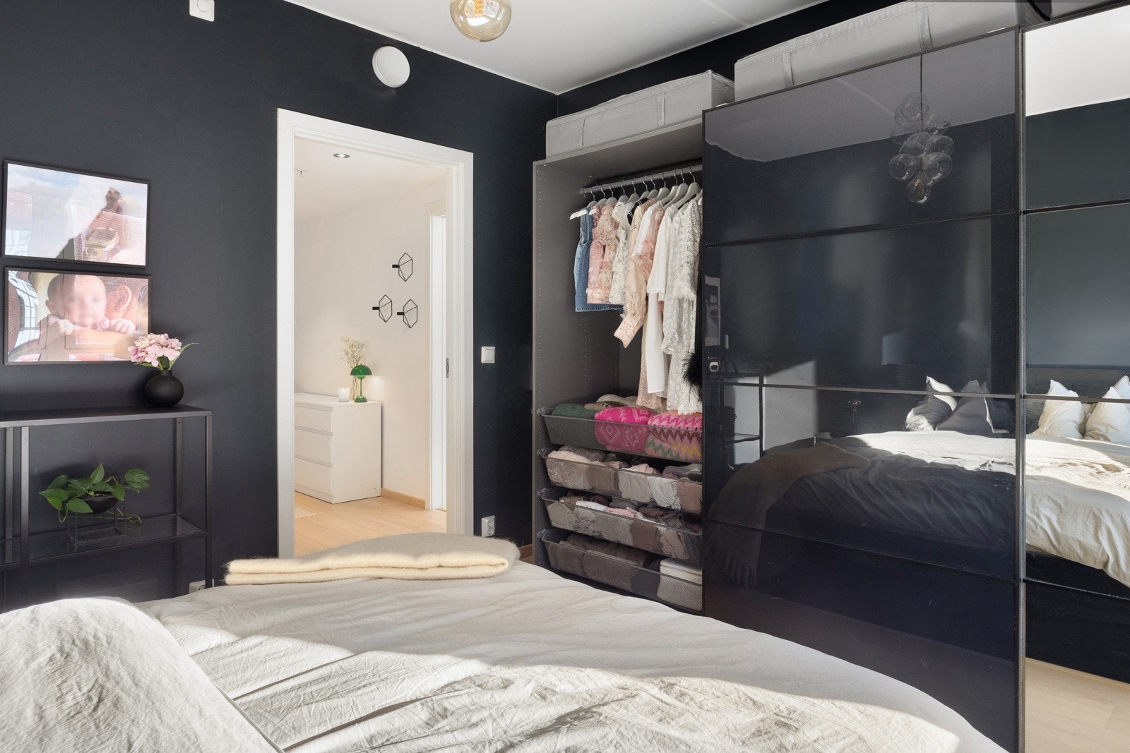 Rommet er innredet med en skyvedørsgarderobe med speil, som gir deg godt med skapplass. Galleribilde