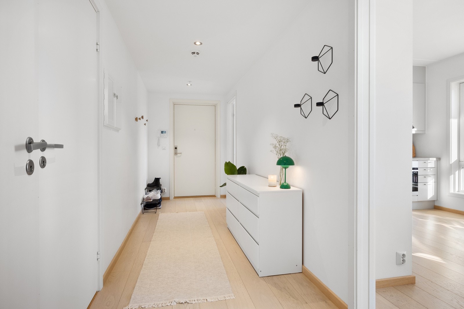 Hyggelig entré som gir et godt førsteinntrykk av leiligheten. Enkel adkomst til 3.etasje via heis. Galleribilde