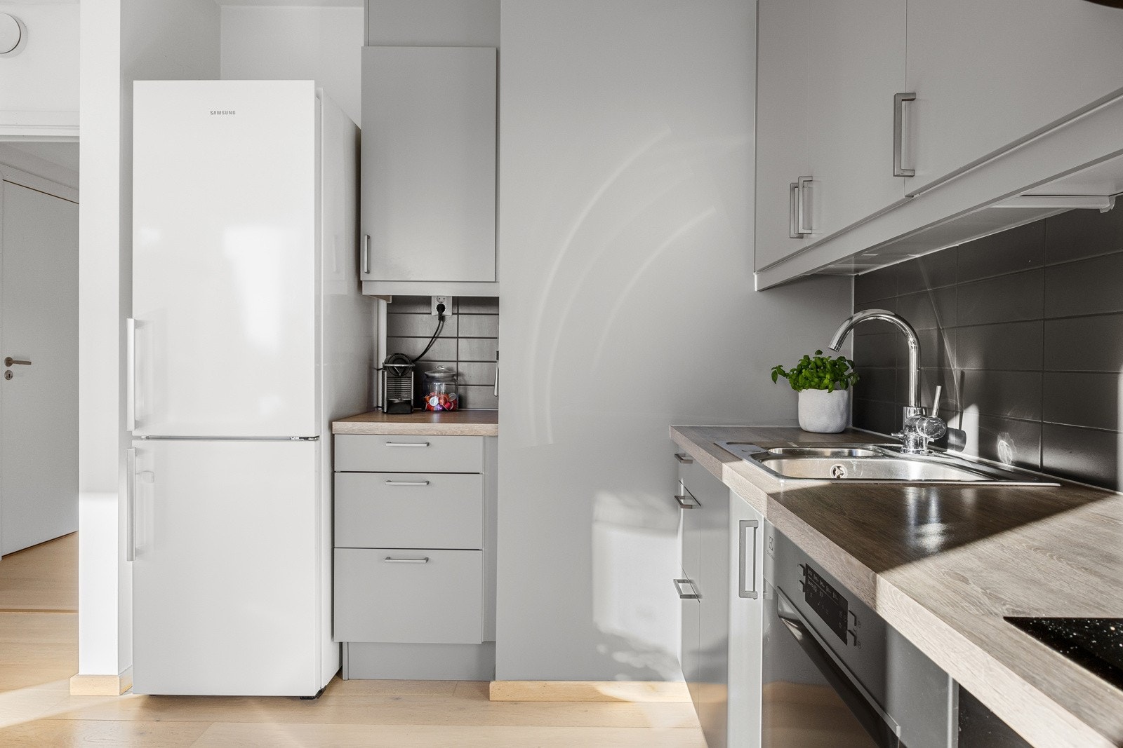 Komfyrvakt integrert i ventilator over steketopp. Galleribilde