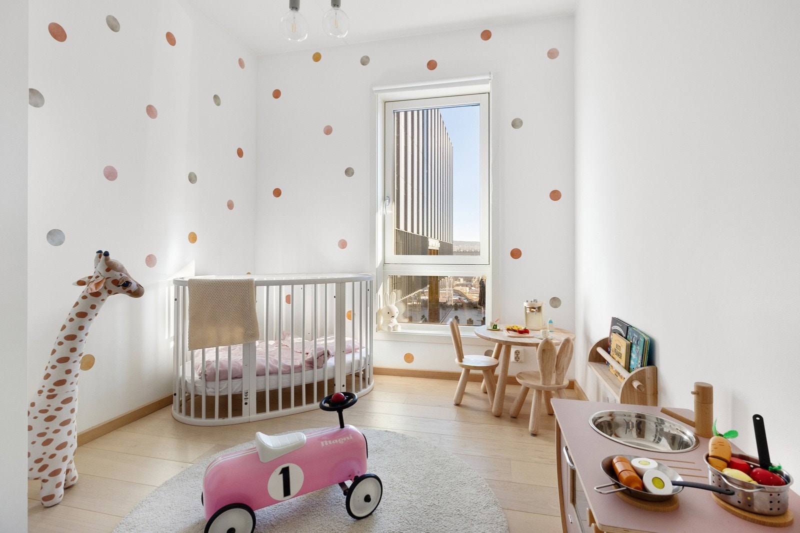 Det andre soverommet har god plass til seng, nattbord og skrivebord Galleribilde