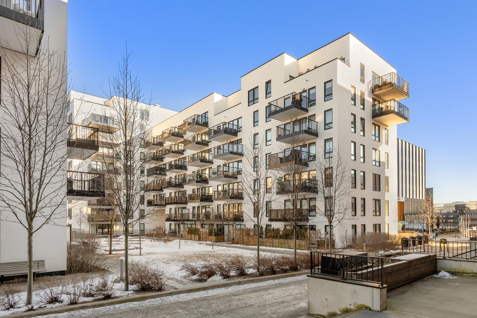 Utmerket beliggenhet for deg som ønsker å bo sentralt med nærhet til urbant byliv, samtidig som du bor tilbaketrukket til, med flere parkanlegg og turmuligheter i umiddelbar nærhet. Galleribilde