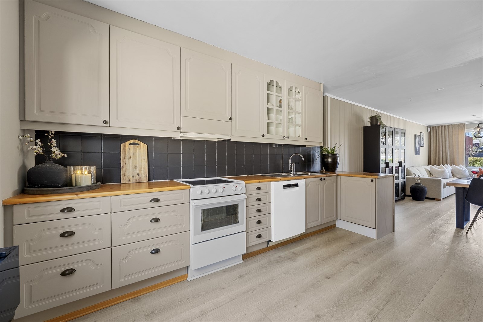 Lys kjøkkeninnredning med profilerte fronter og laminert benkeplate Galleribilde