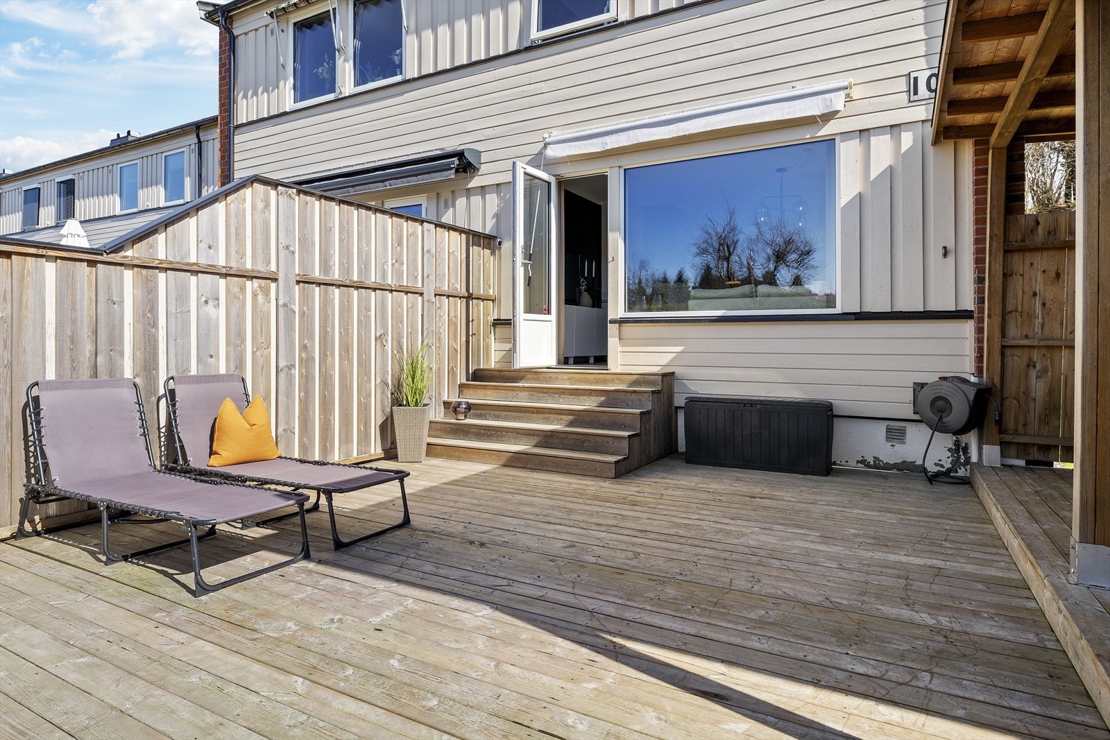 Enderekkehus over tre etasjer med nydelig terrasse og pergola med gode solforhold Galleribilde