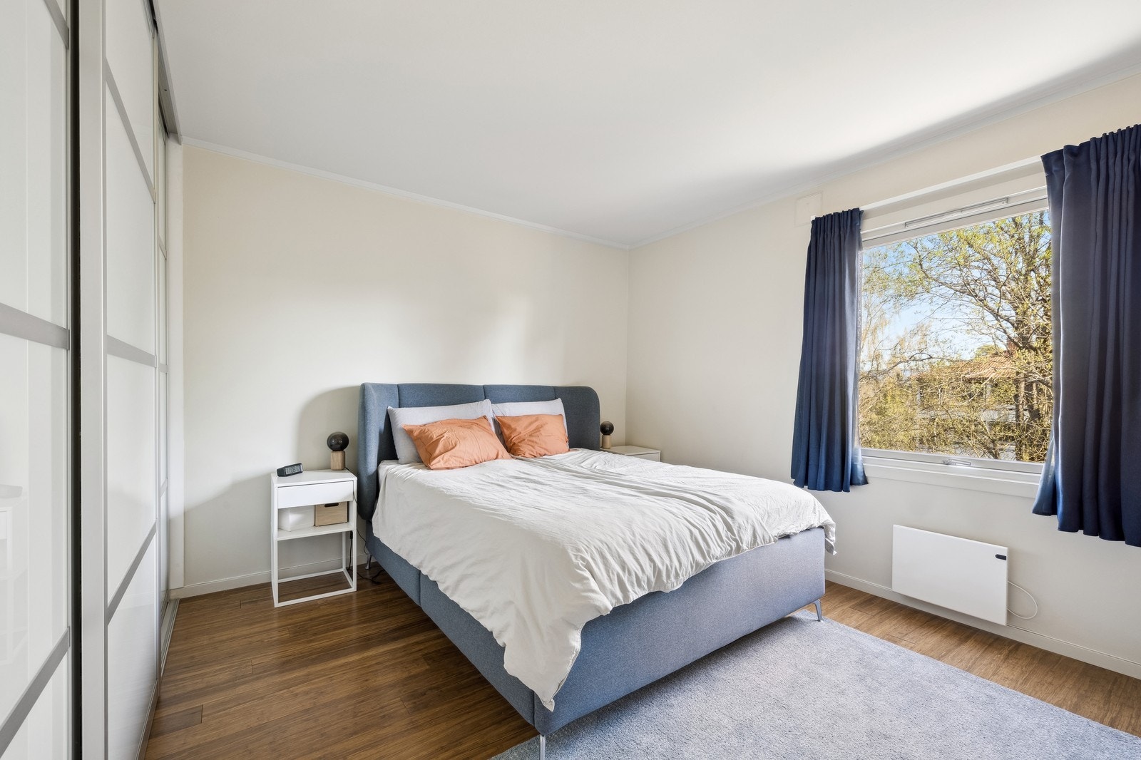Hovedsoverom med skyvedørsgarderobe Galleribilde