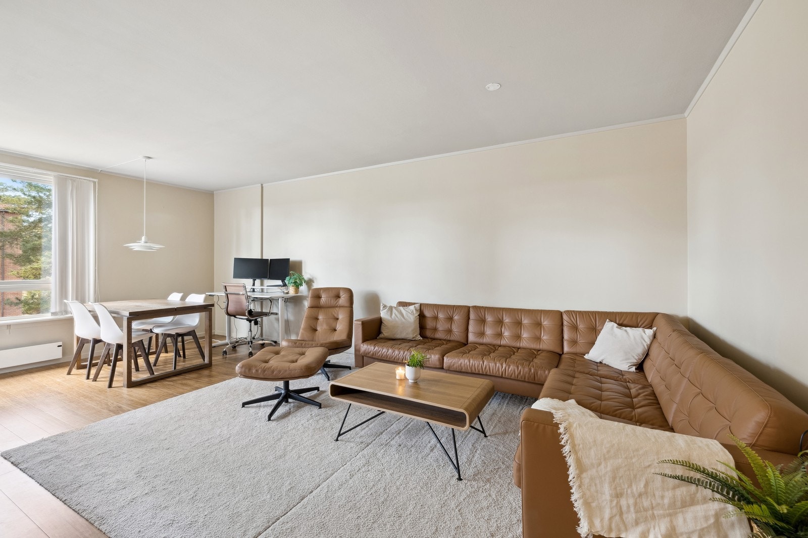 Stor og åpen stue med god plass til sofa og spisebord Galleribilde
