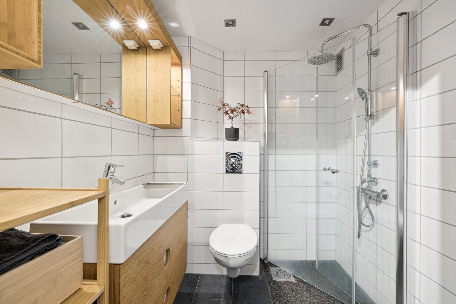 Flott bad med vaskemaskin/tørketrommel Galleribilde
