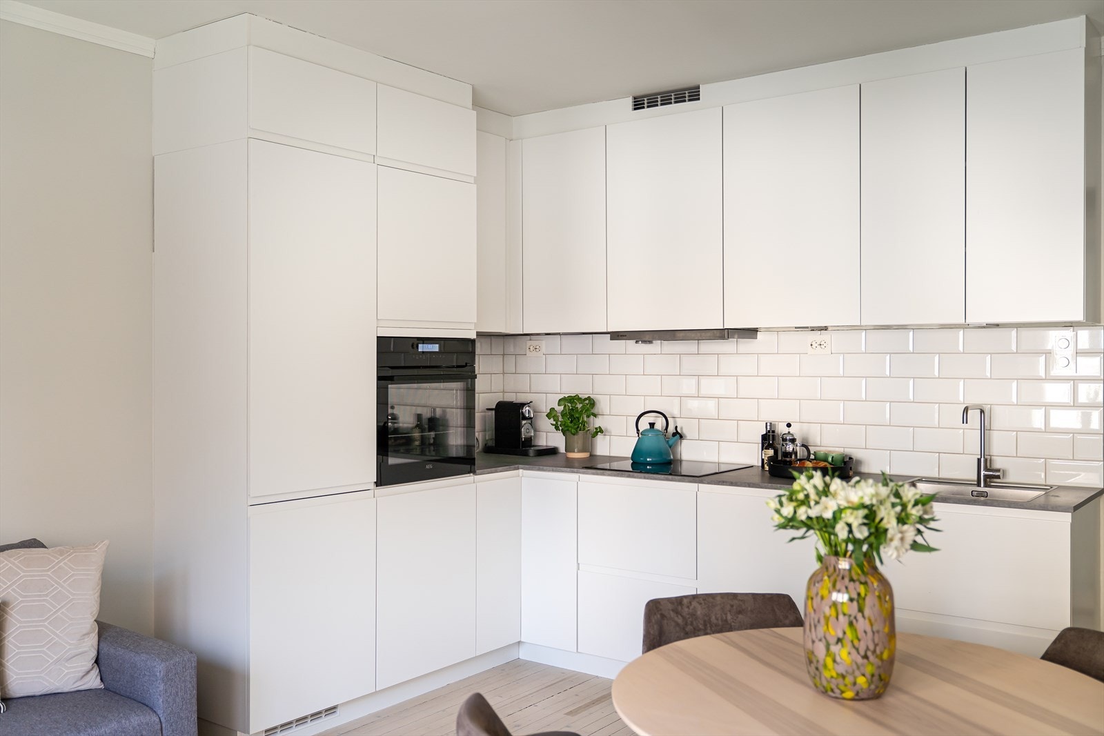 Leiligheten ble betydelig oppgradert i 2023 og har gjennomtenkte løsninger i høy standard. Galleribilde