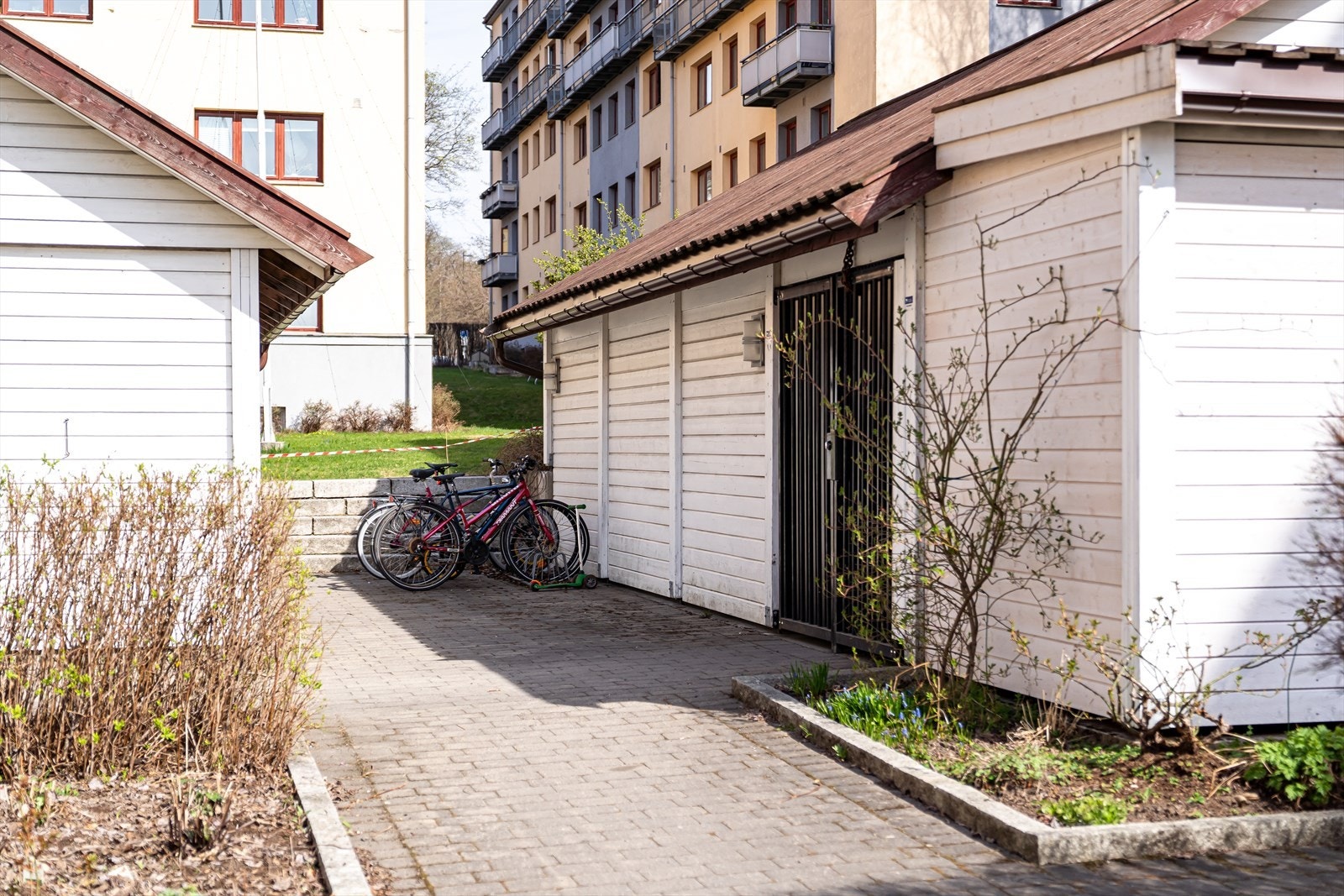 Borettslaget har renovert sykkelskur med låste dører for trygg oppbevaring. Galleribilde