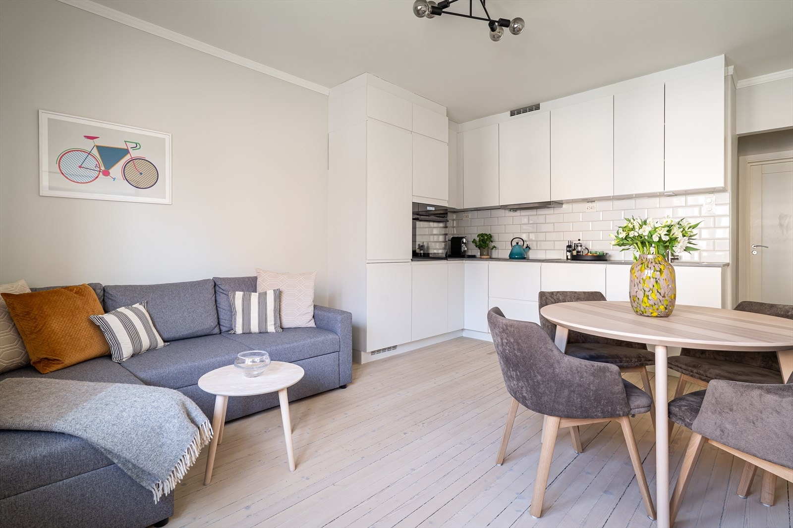 Stuen har plass til både spisebord og sofagruppe, og de store vindusflatene slipper inn godt med naturlig lys. Galleribilde